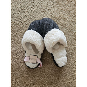 Victoria's Secret Closed Toe Grey Knit Soft Faux Fur Slippers Size Medium 7-8